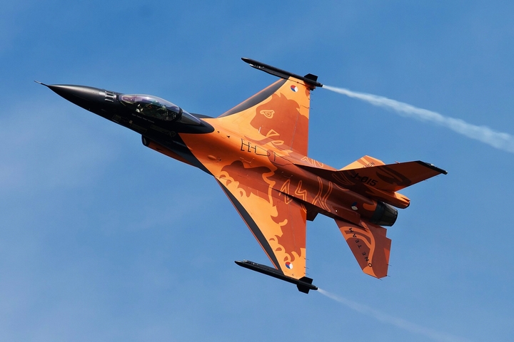 26ݿ˿վF-16AMɫͿװ.jpg