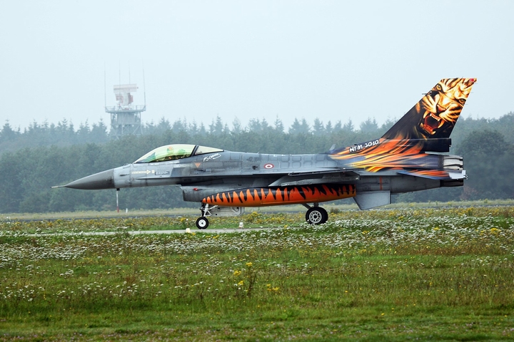 15վF-16սĴβͿװһֻɫͷ.jpg