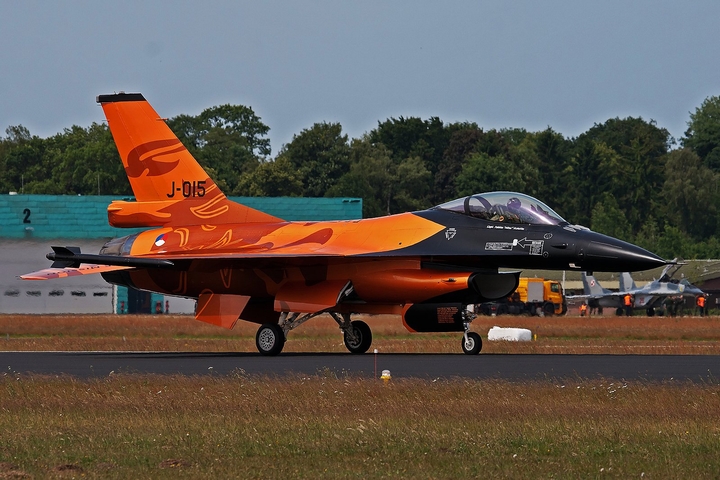 28ݿ˿վF-16AMɫͿװ.jpg