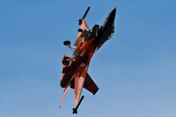27ݿ˿վF-16AMɫͿװ.jpg