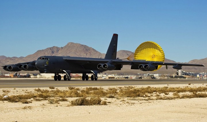 16&nbsp;&nbsp;B-52HսԺը.jpg